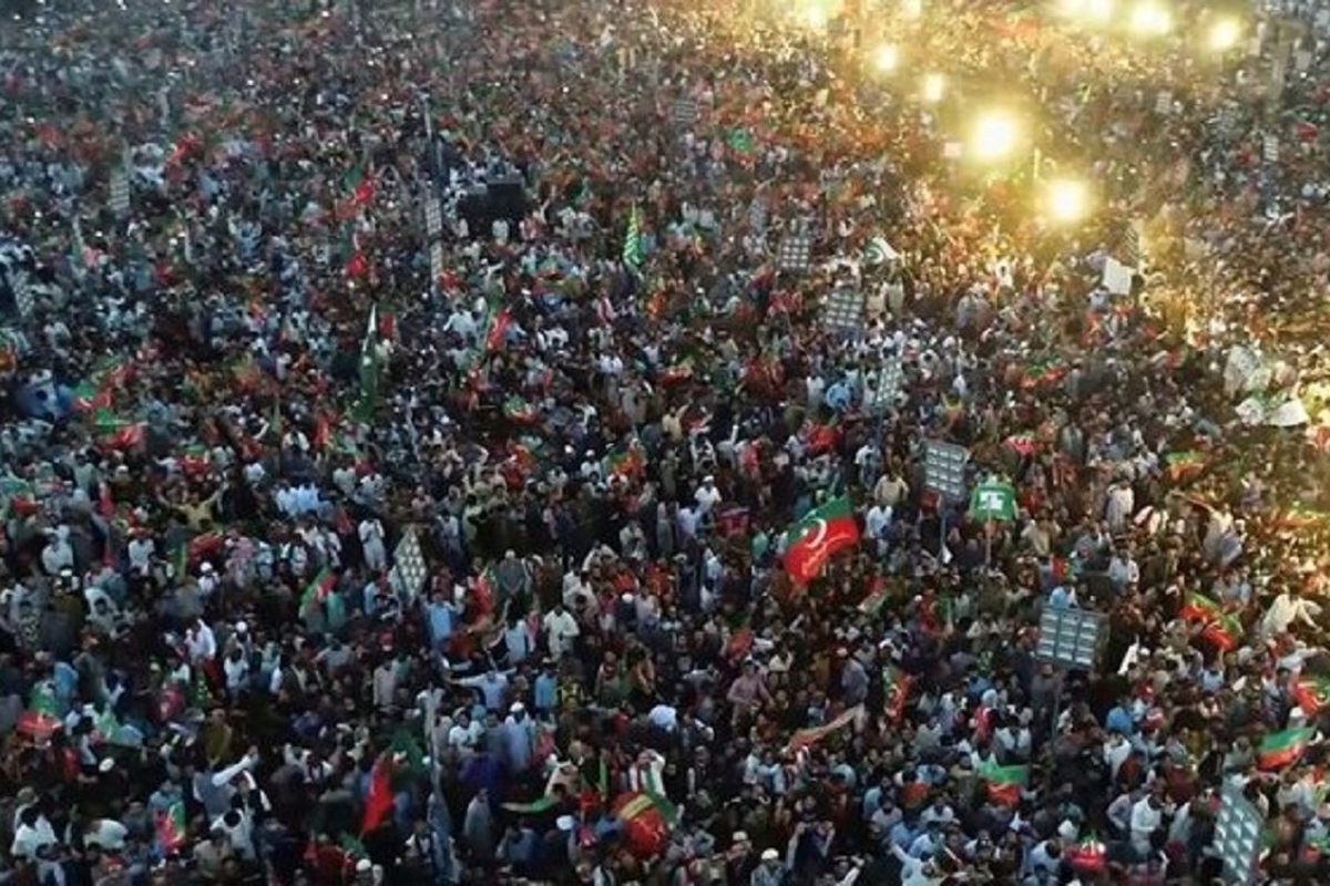 تظاهرات طرفداران حزب عمران خان در اعتراض به نتایج دستکاری شده انتخابات + فیلم