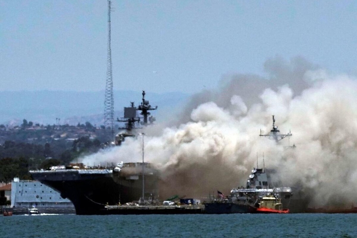 کشتی نیروی دریایی اسرائیل آتش گرفت + عکس
