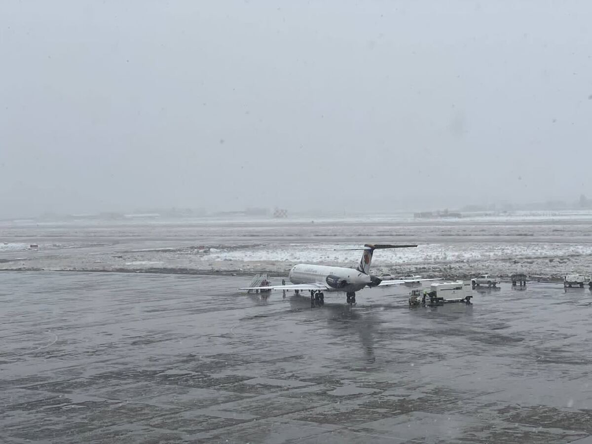 پرواز‌های فرودگاه مشهد با توجه به بارش برف در حال انجام است (۵ بهمن ۱۴۰۲)