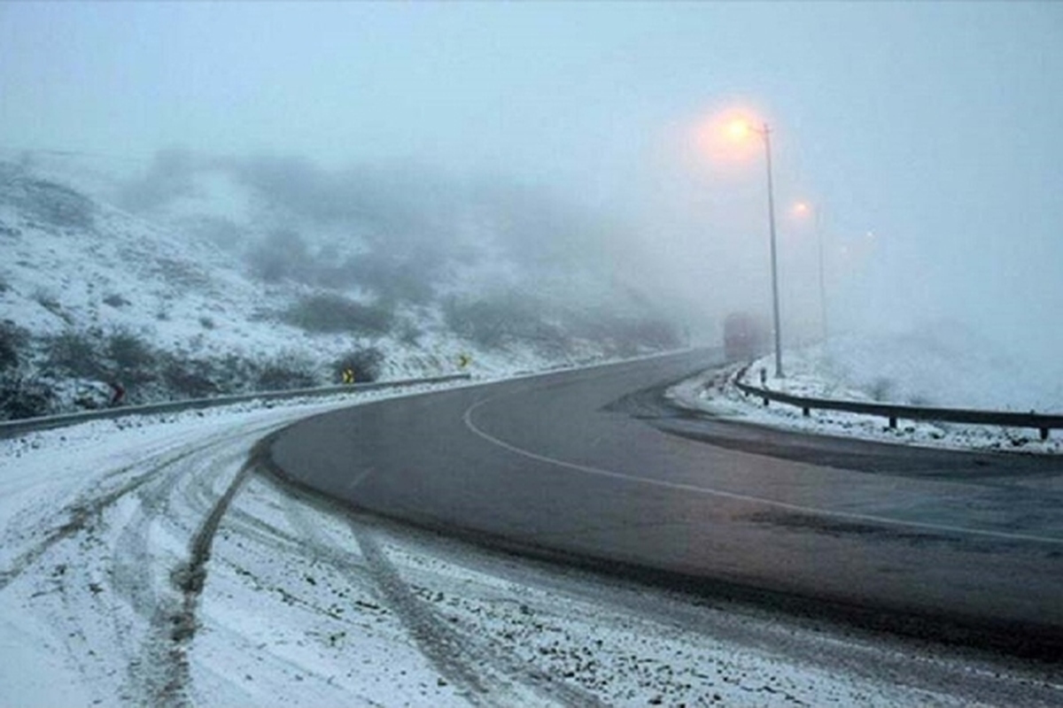 بارش برف در محور درگز-قوچان | مه گرفتگی در محور سرخس-مشهد (۸ بهمن ۱۴۰۲)