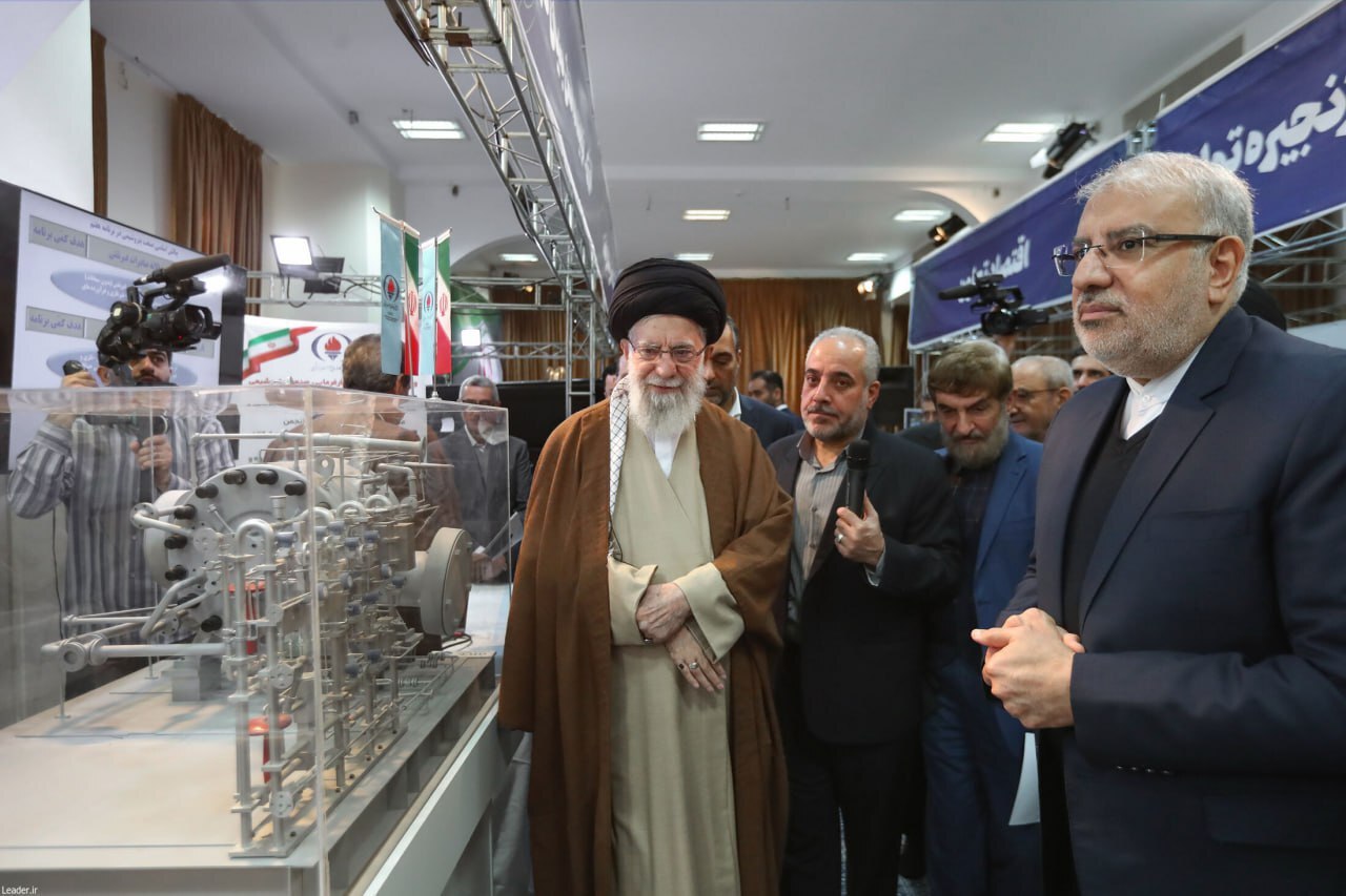 بازدید رهبر معظم انقلاب از نمایشگاه توانمندی‌های تولید ایرانی در حسینیه امام خمینی (ره)