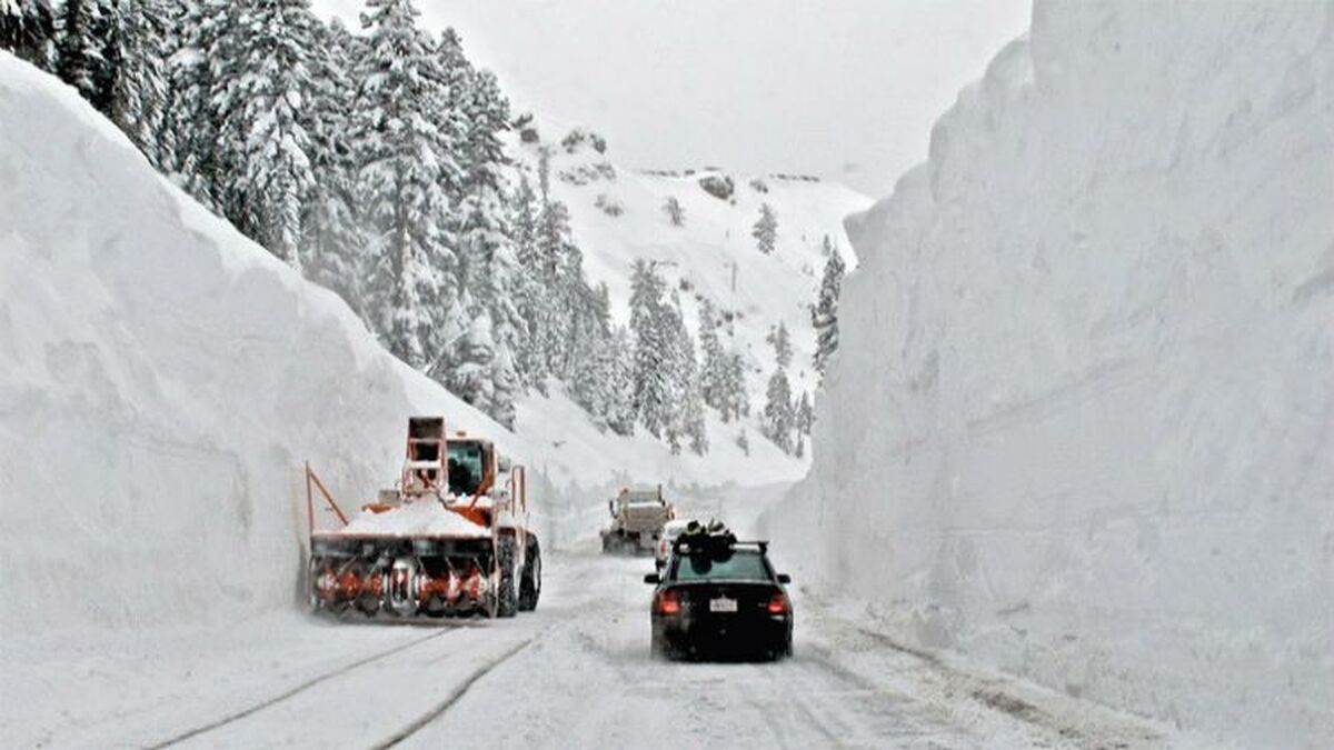 ویدئو| جاده پوشیده از برف در ارتفاعات در آمریکا