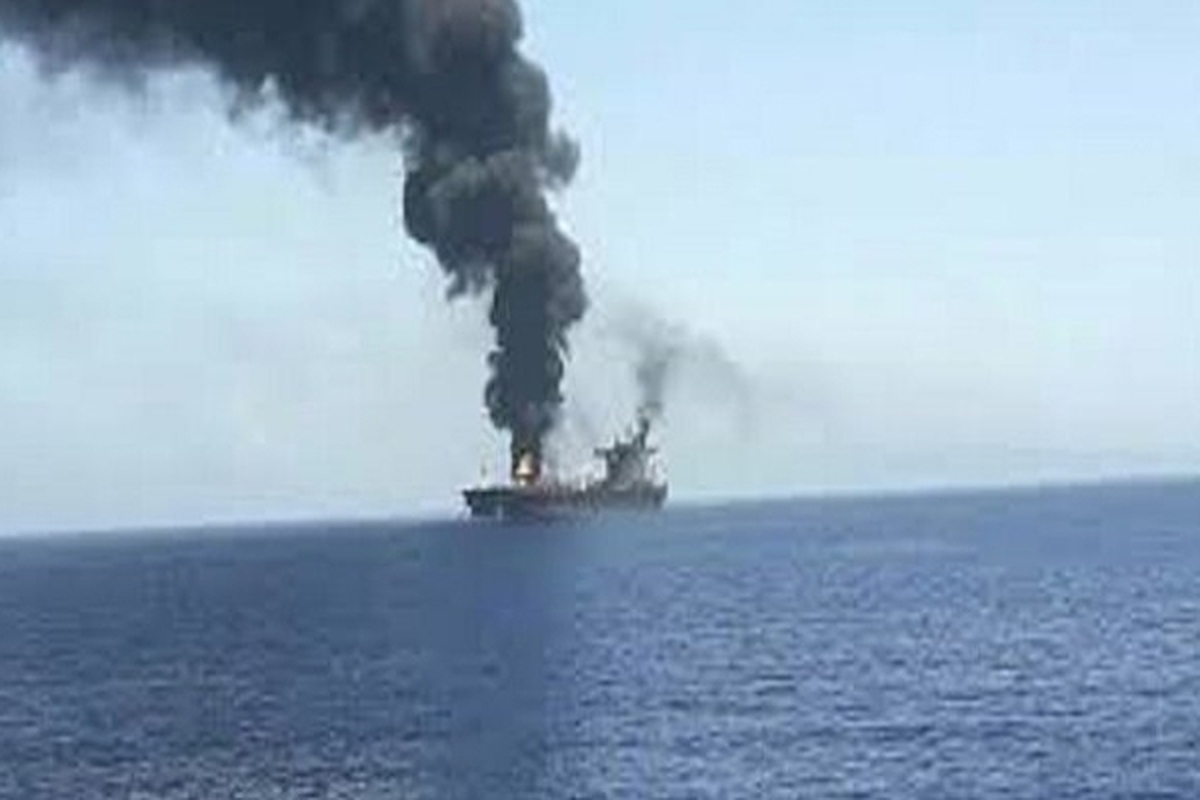 پس از وقوع ۲ انفجار عرشه کشتی کانتینری اسراییلی آتش گرفت