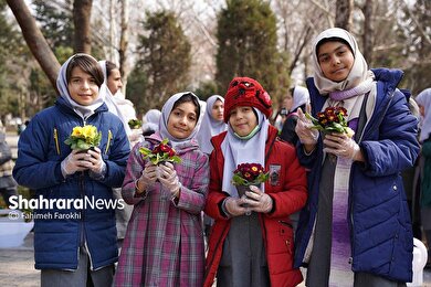 کاشت گل‌های بهاری توسط دانش آموزان در مشهد