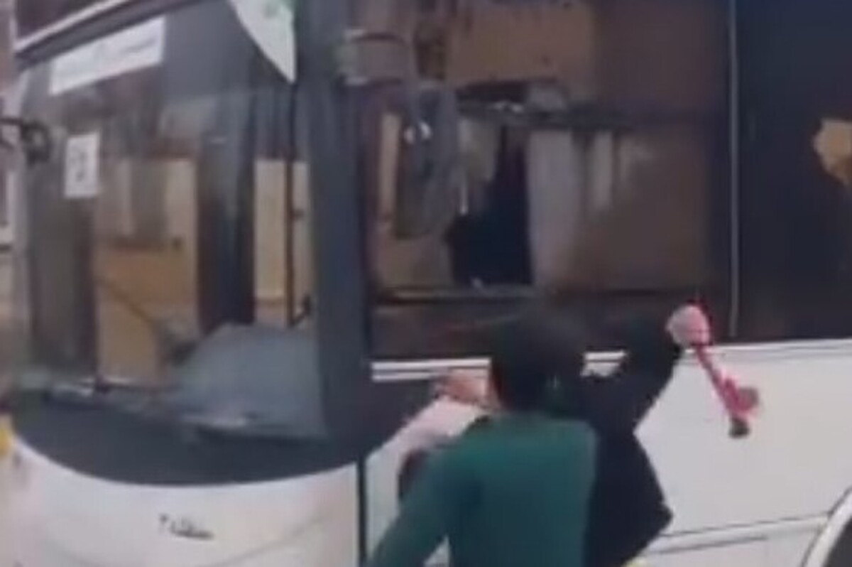 ماجرای حمله اراذل و اوباش به اتوبوس شهری در مشهد چه بود؟ + فیلم (۲ اسفند ۱۴۰۲)