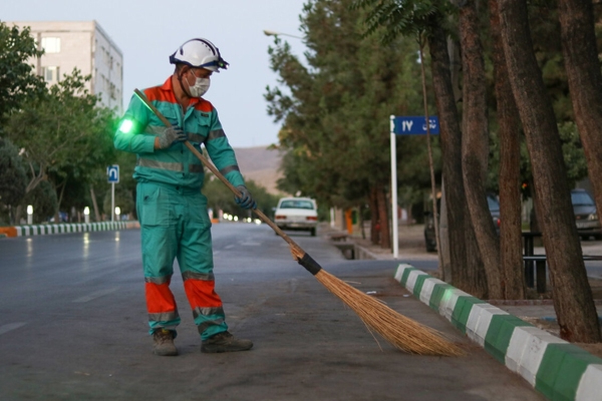 آماده‌باش ۲ هزار نفر نیروی خدمات شهری مشهد در آخرین چهارشنبه سال | معابر شهر شبانه پاکسازی شد