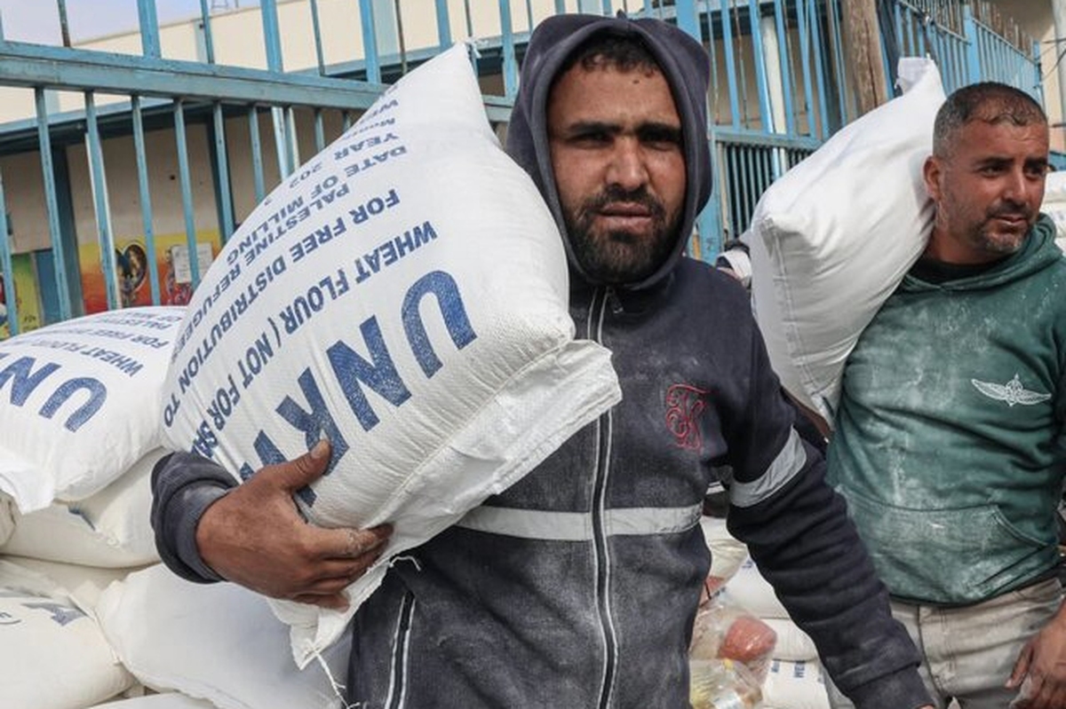 تخلیه بار اولین کشتی حامل کمک‌ها در سواحل غزه