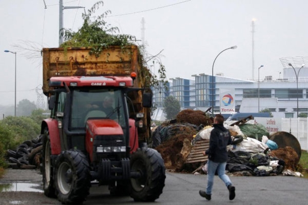 کشاورزان فرانسوی: ماکرون استعفا بده
