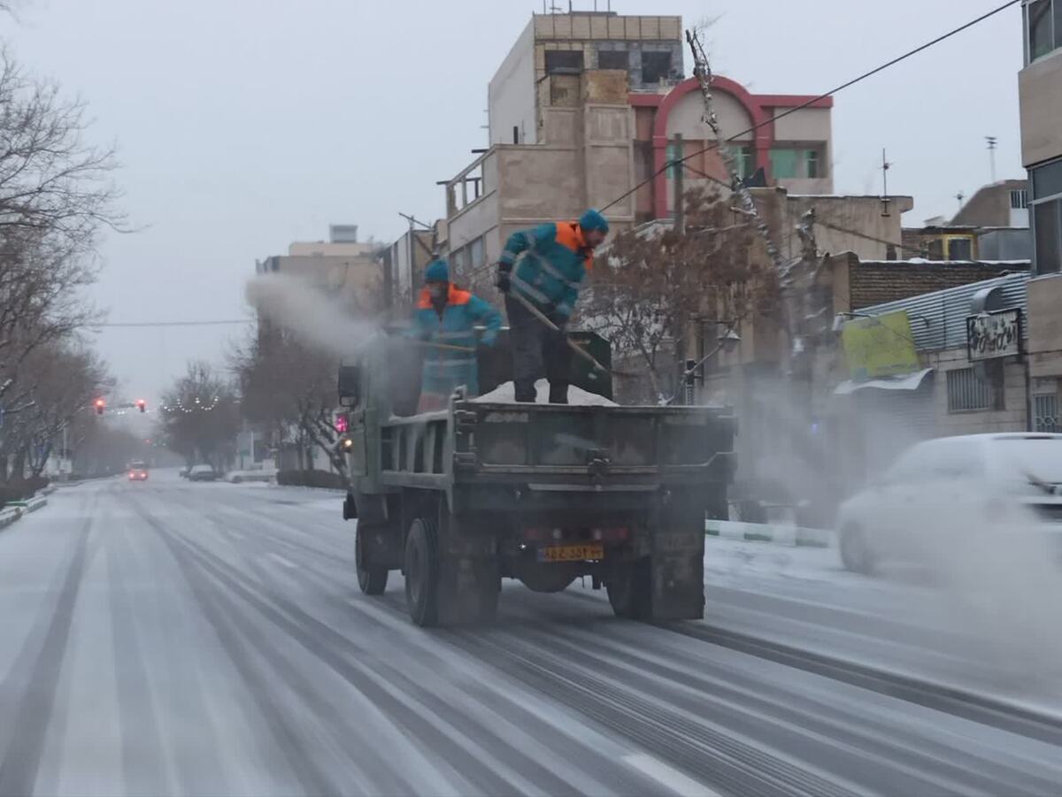 آماده باش و افزایش تعداد نیرو‌های خدمات شهری مشهد در پی برودت هوا و بارش برف+ فیلم (۷ اسفند ۱۴۰۲)