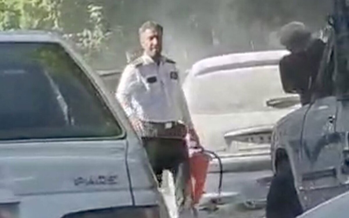 ویدئو| اطفای حریق توسط افسر پلیس راهور اصفهان