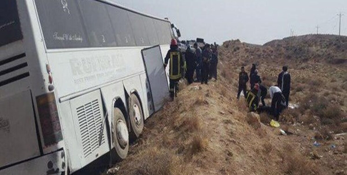 انحراف اتوبوس از مسیر در محور شهربابک کرمان| ۱۳ نفر مصدوم شدند
