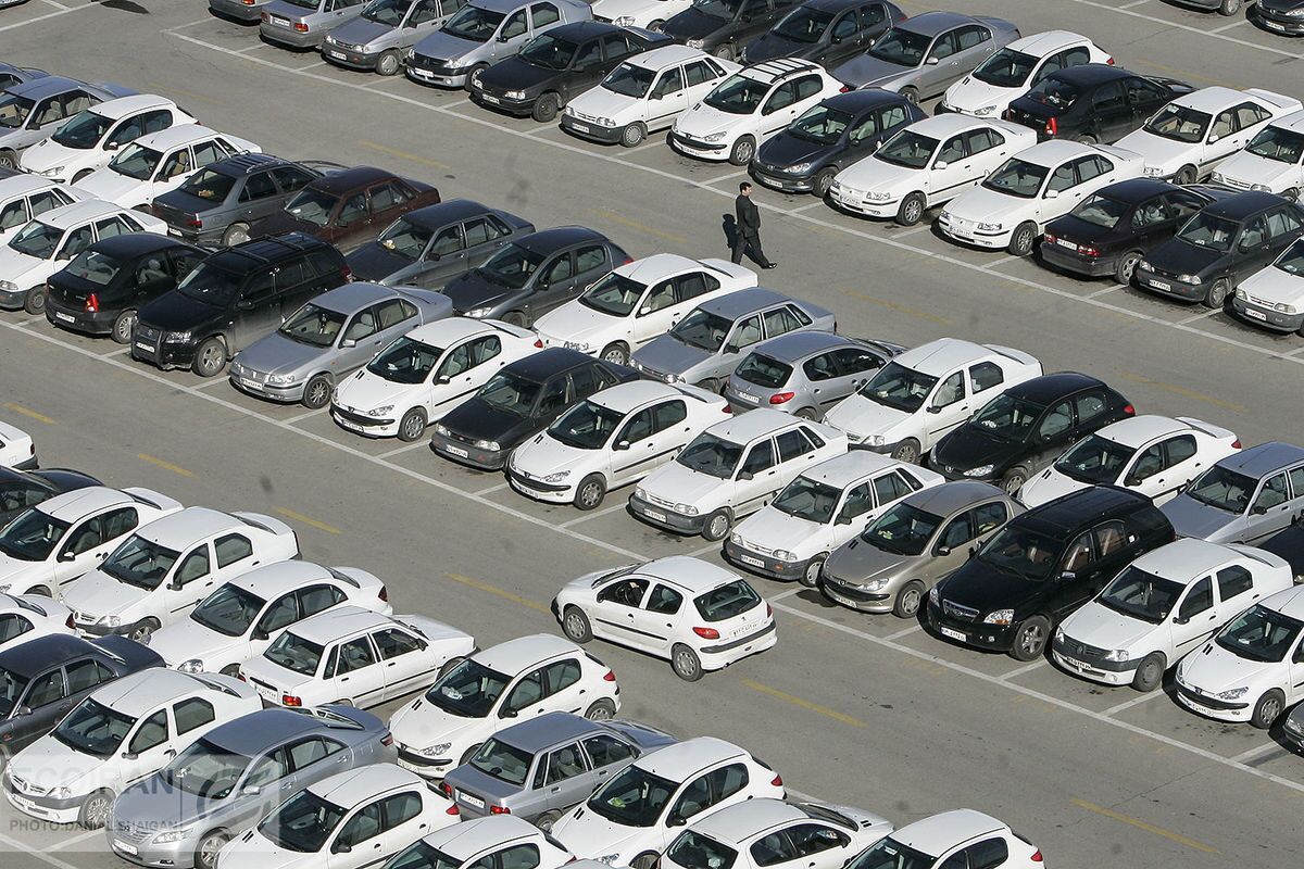 نماینده مجلس: دولت شفاف اعلام کند چه تعداد خودرو از خودروسازان خارج از نوبت گرفته است؟