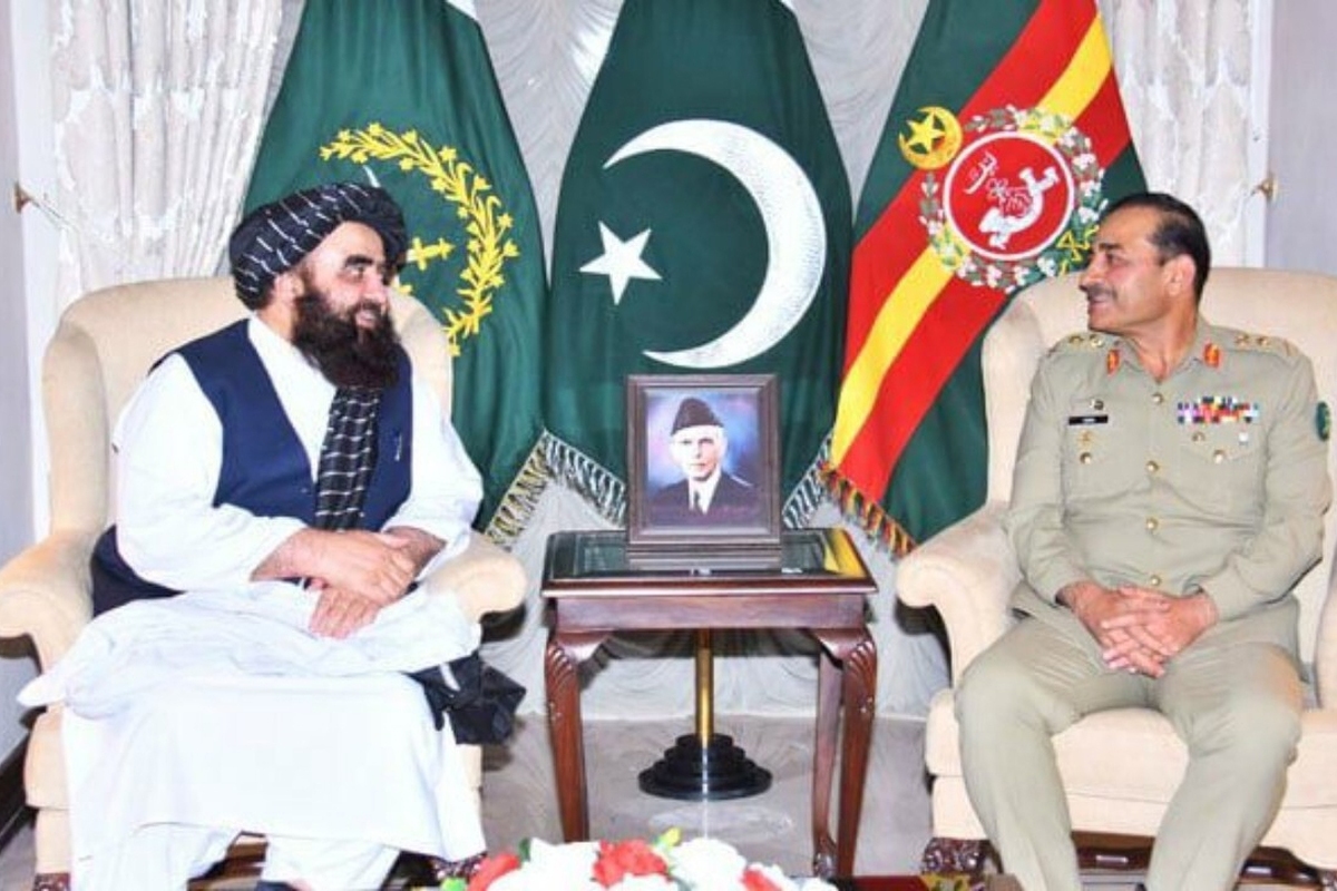 وزیر خارجه طالبان در دیدار رئيس ستاد ارتش پاکستان وضعیت افغانستان را بررسی کردند