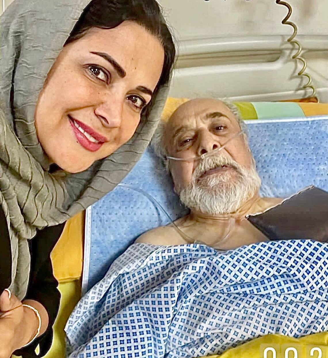 کمند امیرسلیمانی در کنار پدرش در بیمارستان