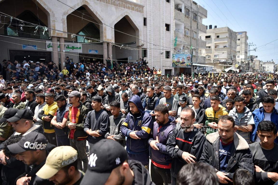 حضور پرشور فلسطینی‌ها در مراسم تشییع پیکر ۱۳ شهید غزه + عکس