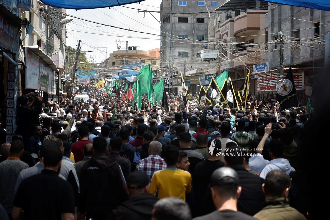 حضور پرشور فلسطینی‌ها در مراسم تشییع پیکر ۱۳ شهید غزه + عکس