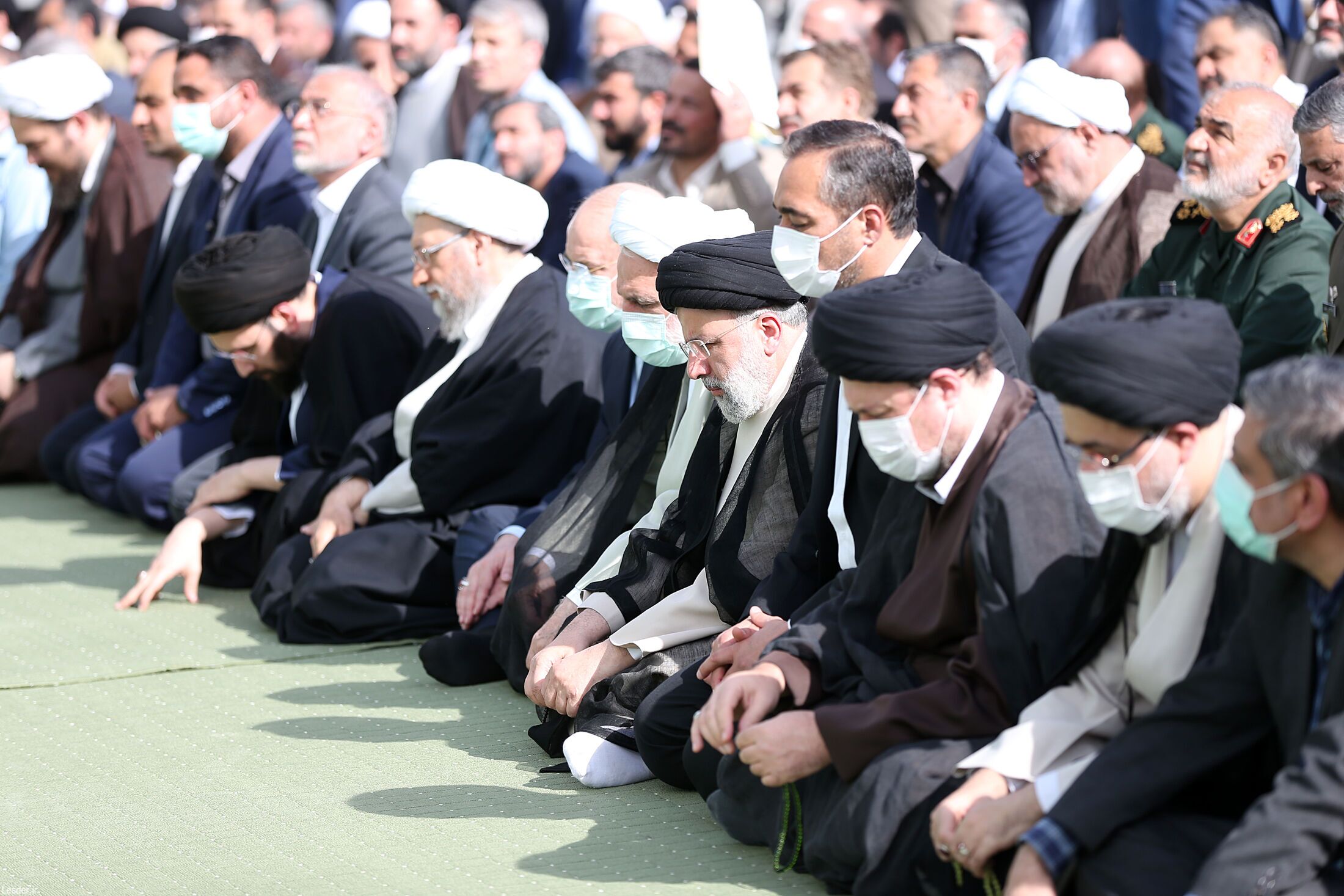 رهبر انقلاب: مسئولان بر حل مسائل اصلی کشور تمرکز کنند| مردم و مسئولان از حواشی بپرهیزند| دشمن مخالف اتحاد مردم است+ فیلم