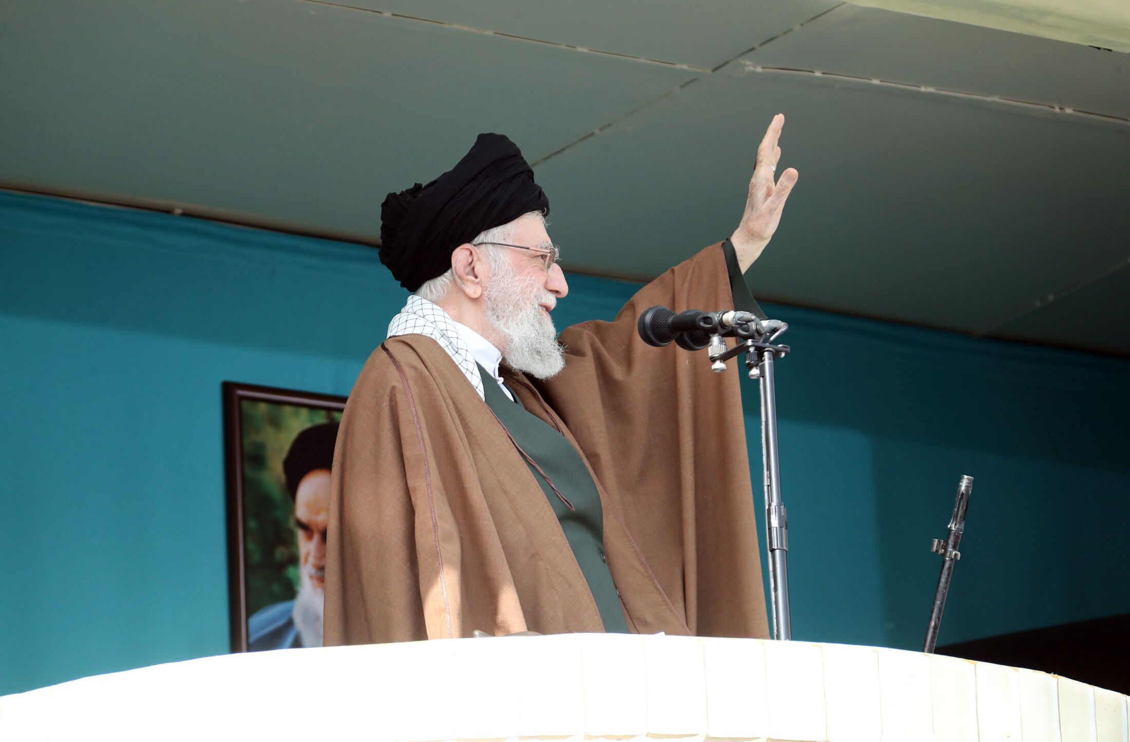 رهبر انقلاب: مسئولان بر حل مسائل اصلی کشور تمرکز کنند| مردم و مسئولان از حواشی بپرهیزند| دشمن مخالف اتحاد مردم است+ فیلم