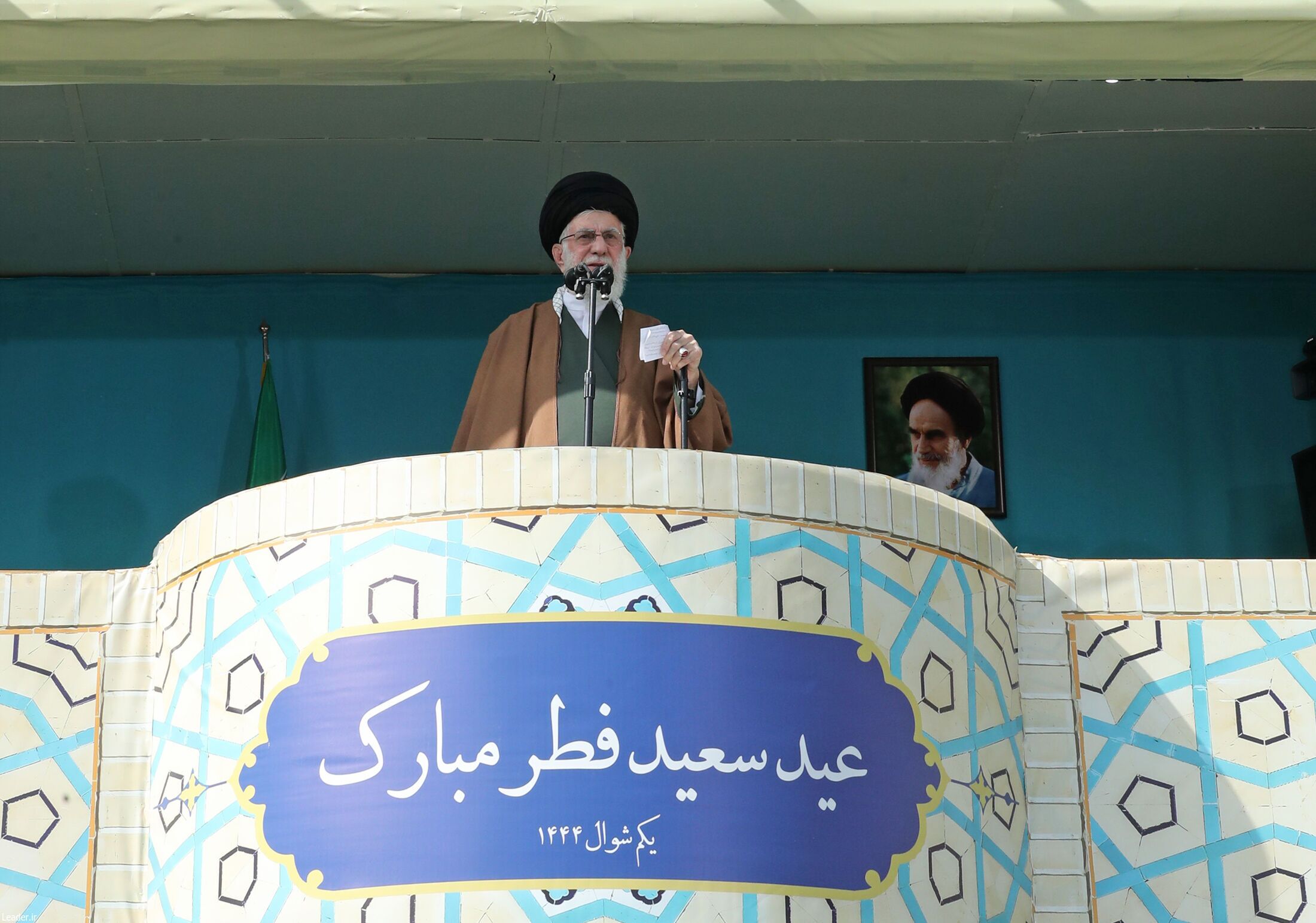 رهبر انقلاب: مسئولان بر حل مسائل اصلی کشور تمرکز کنند| مردم و مسئولان از حواشی بپرهیزند| دشمن مخالف اتحاد مردم است+ فیلم