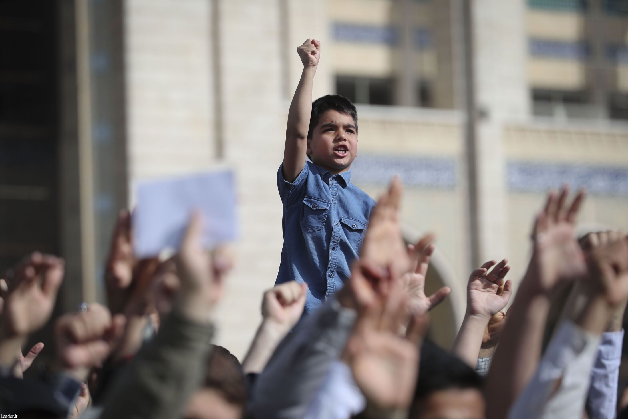 رهبر انقلاب: مسئولان بر حل مسائل اصلی کشور تمرکز کنند| مردم و مسئولان از حواشی بپرهیزند| دشمن مخالف اتحاد مردم است+ فیلم