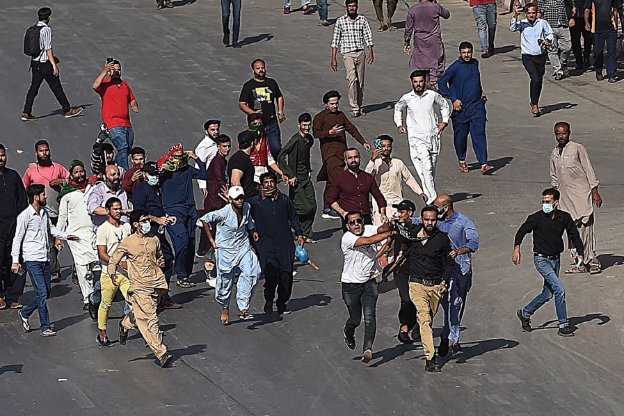 هواداران عمران خان به پادگان‌ها و مراکز نظامی حمله کردند