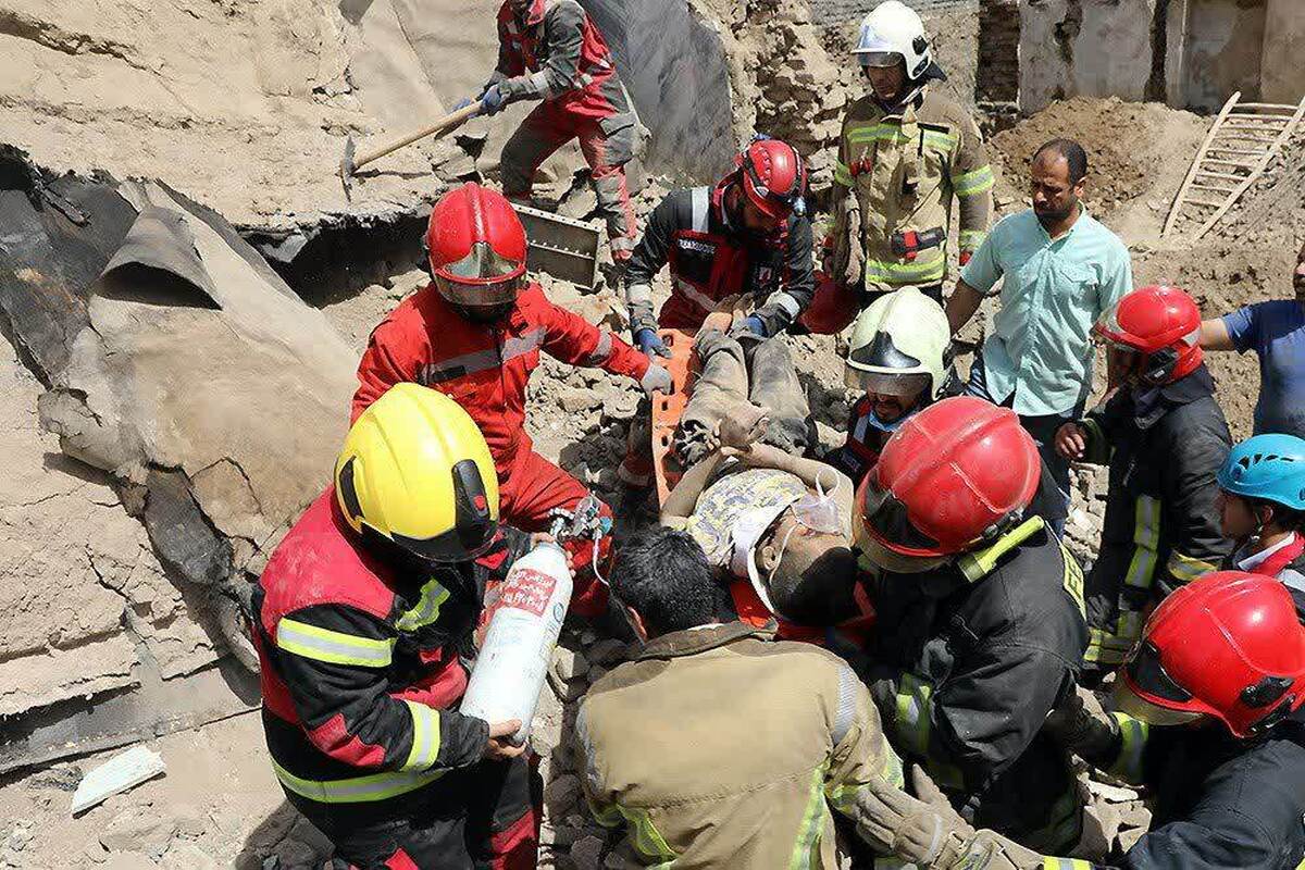 نجات جان یک نوجوان از زیر آوار توسط آتش نشانان مشهدی