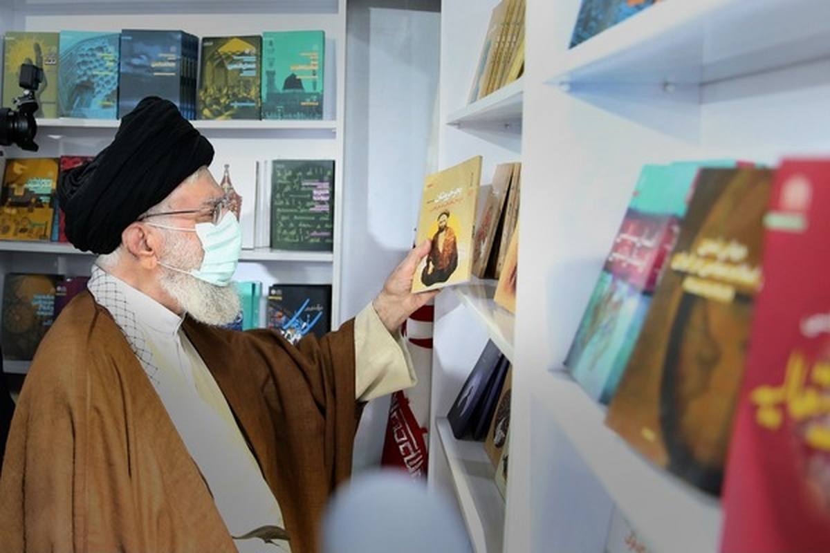 ویدئو | نقطه عطف کتاب | روایتی از حضور رهبر انقلاب در نمایشگاه کتاب تهران