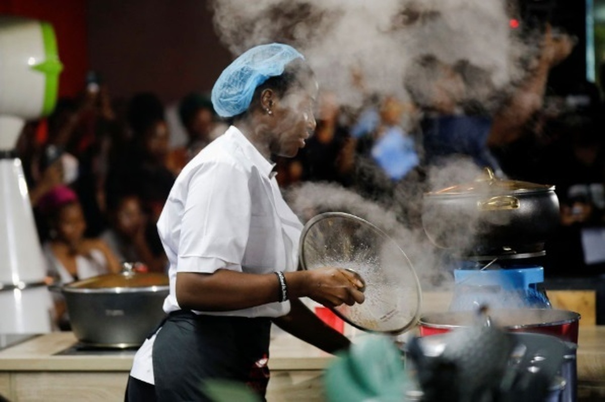 زنی در نیجریه برای ثبت رکورد گینس ۱۰۰ ساعت بدون وقفه آشپزی کرد + عکس