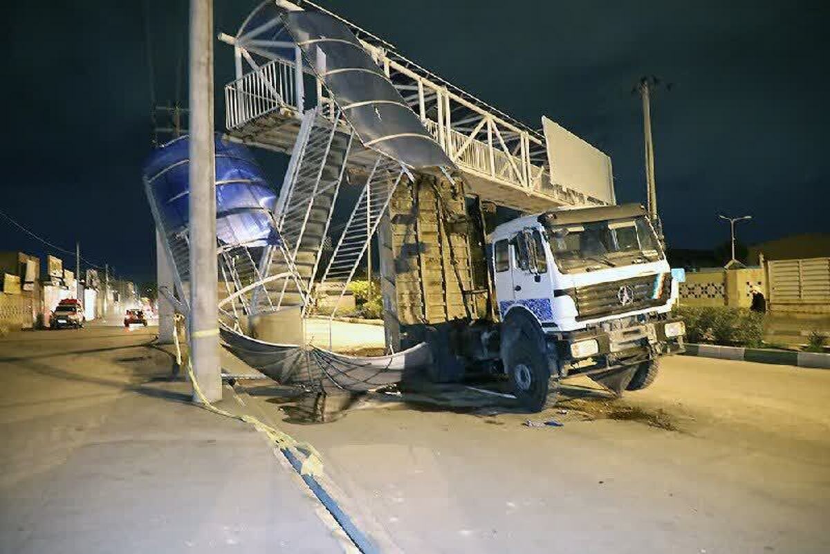 برخورد کامیون ۱۰ چرخ جک دار با پل عابر پیاده در بولوار رسالت مشهد+ تصاویر