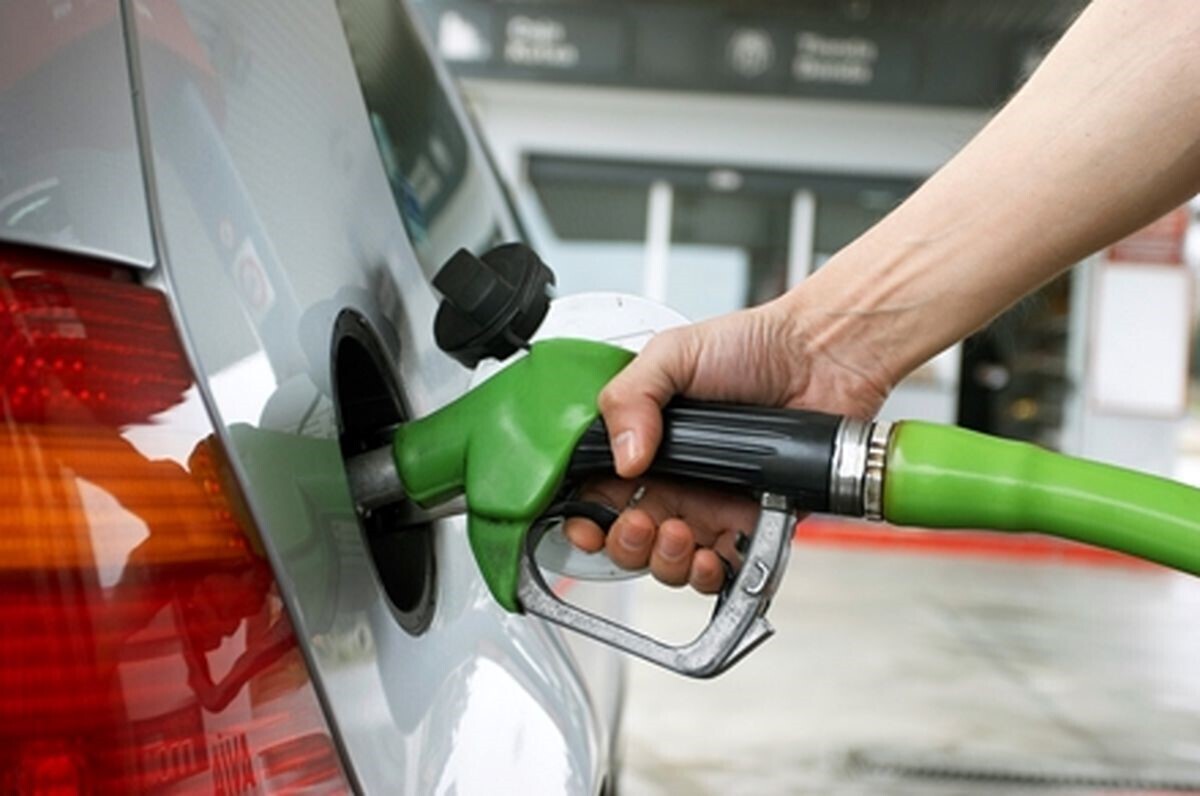 مردم ترغیب شوند از کارت سوخت خود در جایگاه‌ها استفاده کنند | توزیع بنزین سوپر، عادلانه و دوره‌ای در جایگاه‌ها انجام می‌شود