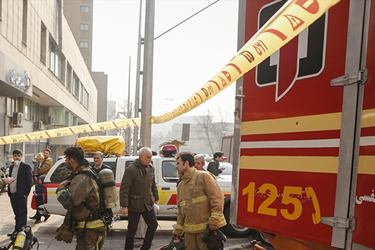 آتش سوزی در مولوی | حریق انبار کالا در بازار تهران مهار شد + فیلم