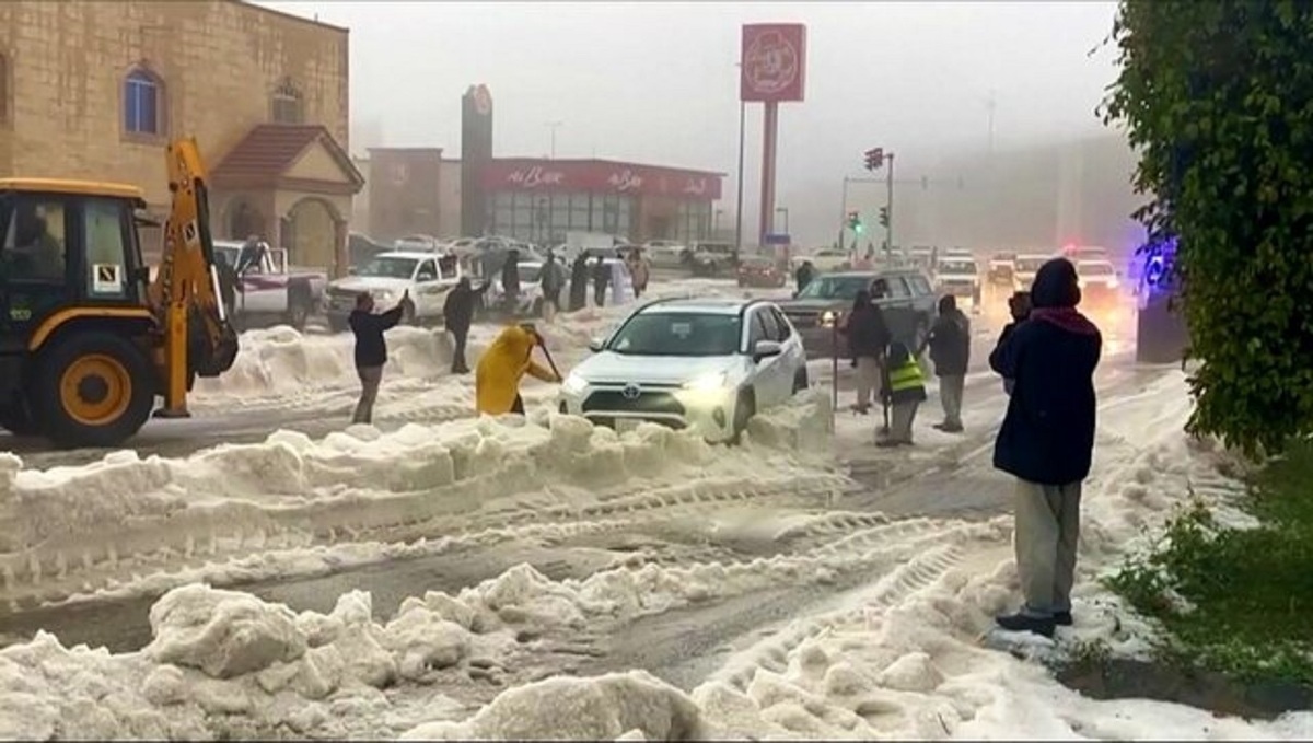 ویدئو| بارش سنگین تگرگ در عربستان