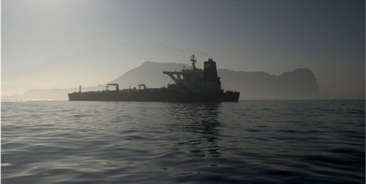 توقیف یک کشتی متخلف و متواری توسط نیروی دریایی ارتش در دریای عمان