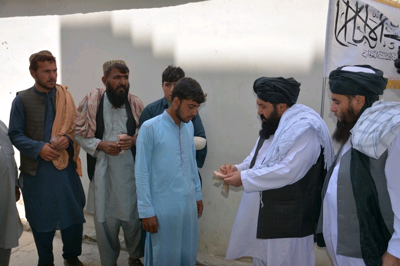 توزيع نقدی دلار بین مردم افغانستان توسط طالبان+ تصاویر