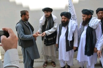 توزيع نقدی دلار بین مردم افغانستان توسط طالبان+ تصاویر