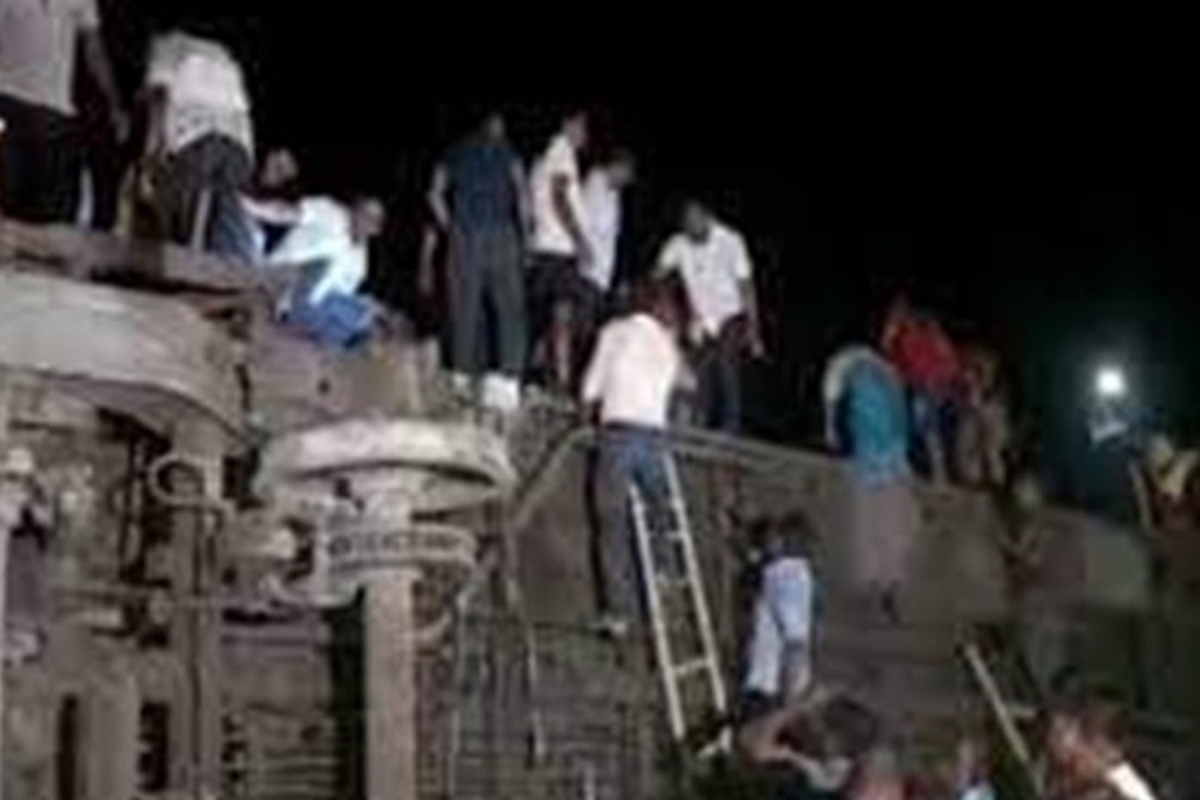 خروج قطار مسافری از ریل در هند | ۵۰ کشته و ۳۰۰ زخمی + فیلم