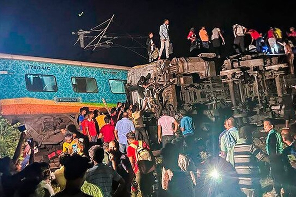 بیش از ۲۰۰ کشته و هزار زخمی در نتیجه برخورد دو قطار در هند + فیلم