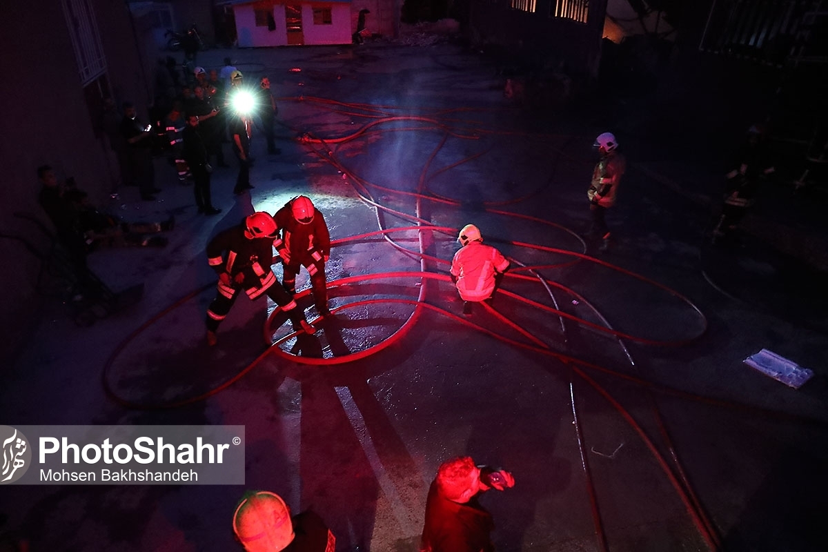 حضور ۱۲۰ آتش‌نشان در عملیات مهار حریق انبار لوازم خانگی در شرق مشهد 