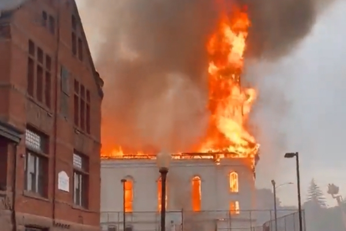 ویدئو | تخریب یک کلیسای آمریکا در اثر برخورد با صاعقه