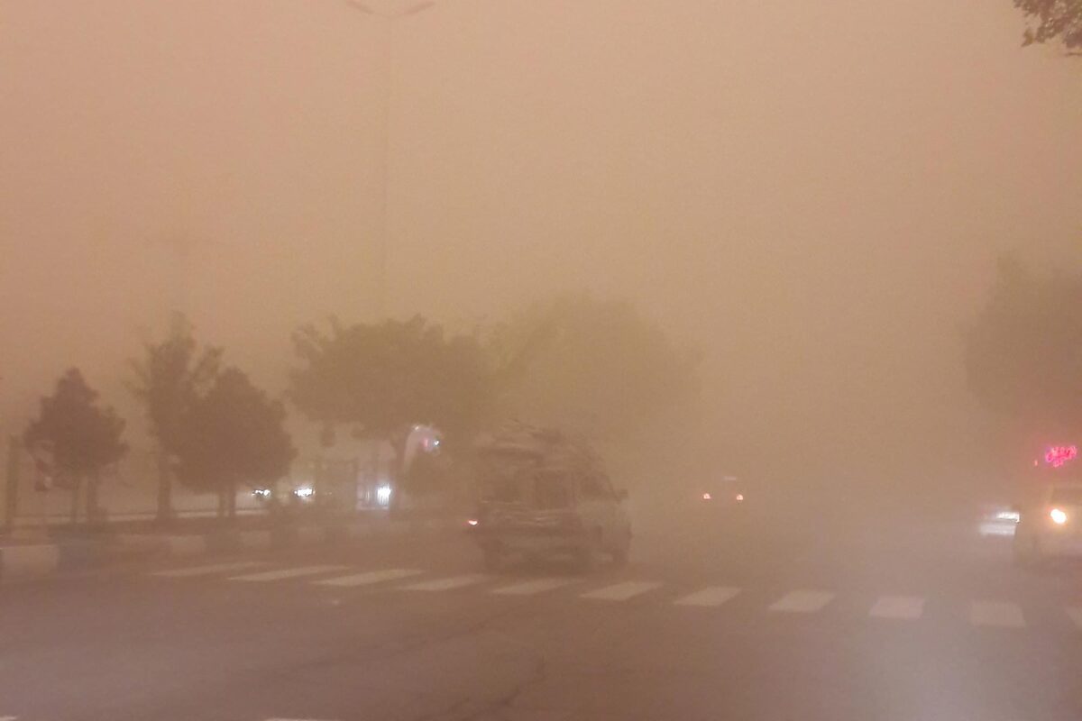 انسداد جاده سرخس به مشهد به دلیل طوفان گرد و خاک