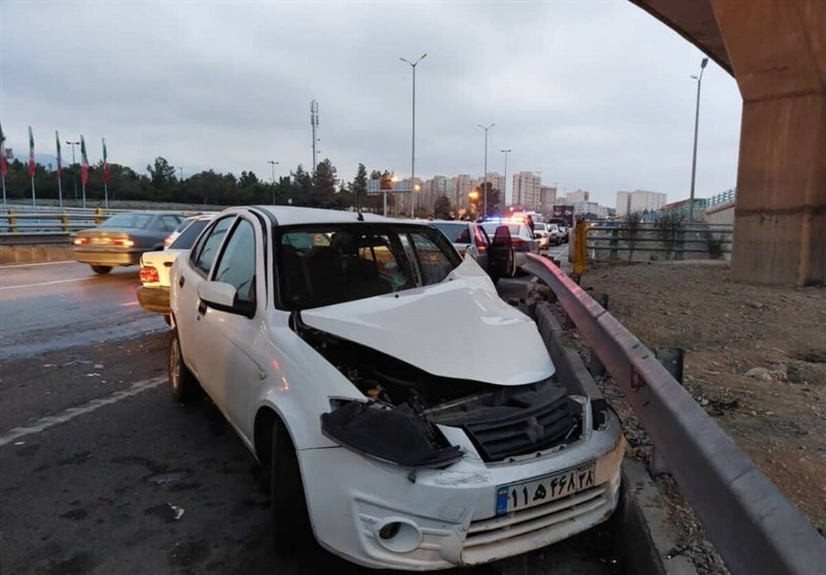 تصادف زنجیره‌ای ۳۰ خودرو در آزادراه قزوین_کرج| ۲ نفر کشته و ۱۵ تن دیگر زخمی شدند + فیلم