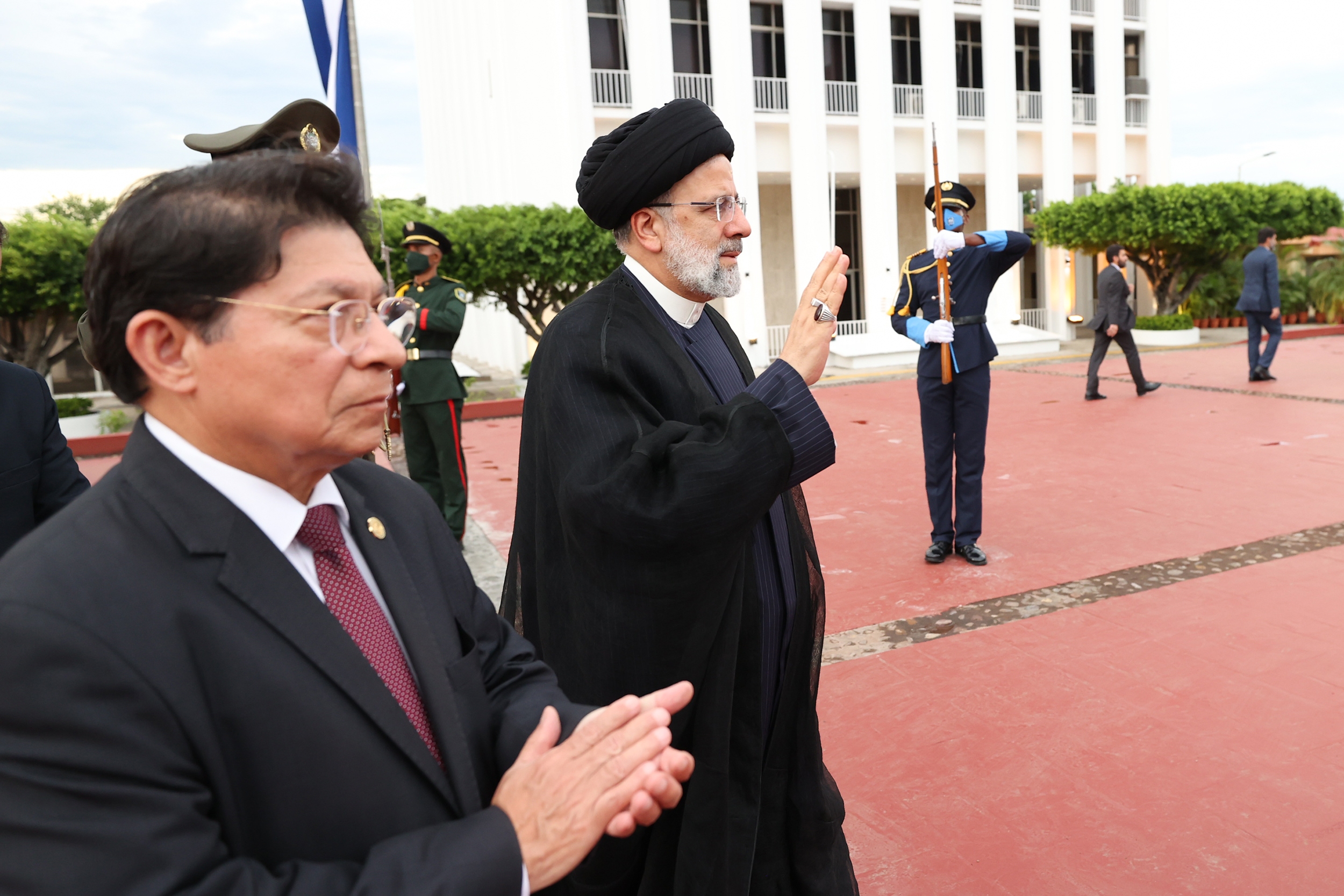 رئیسی به نیکاراگوئه سفر کرد| استقبال رسمی «دانیل اورتگا» از رئیس‌جمهور