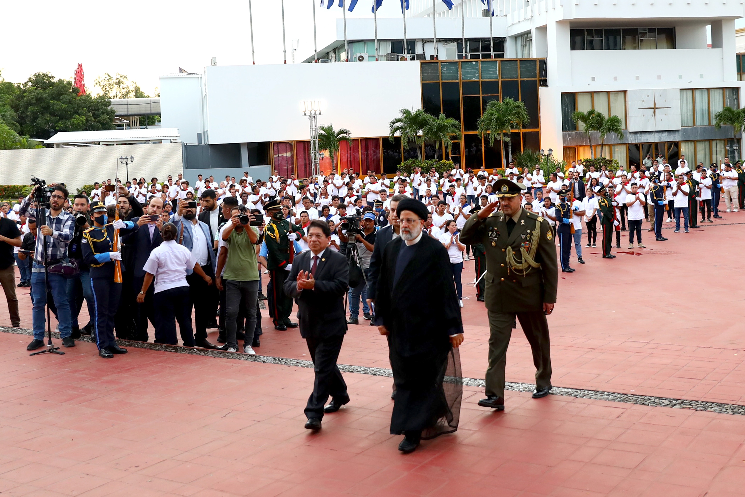 رئیسی به نیکاراگوئه سفر کرد| استقبال رسمی «دانیل اورتگا» از رئیس‌جمهور