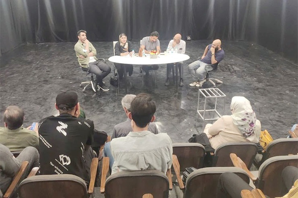 گفتگو با منتقدان و اهالی تئاتر درباره اهمیت پرداختن به نقد آثار نمایشی | نقد، عامل مهم شکوفایی تئاتر مشهد