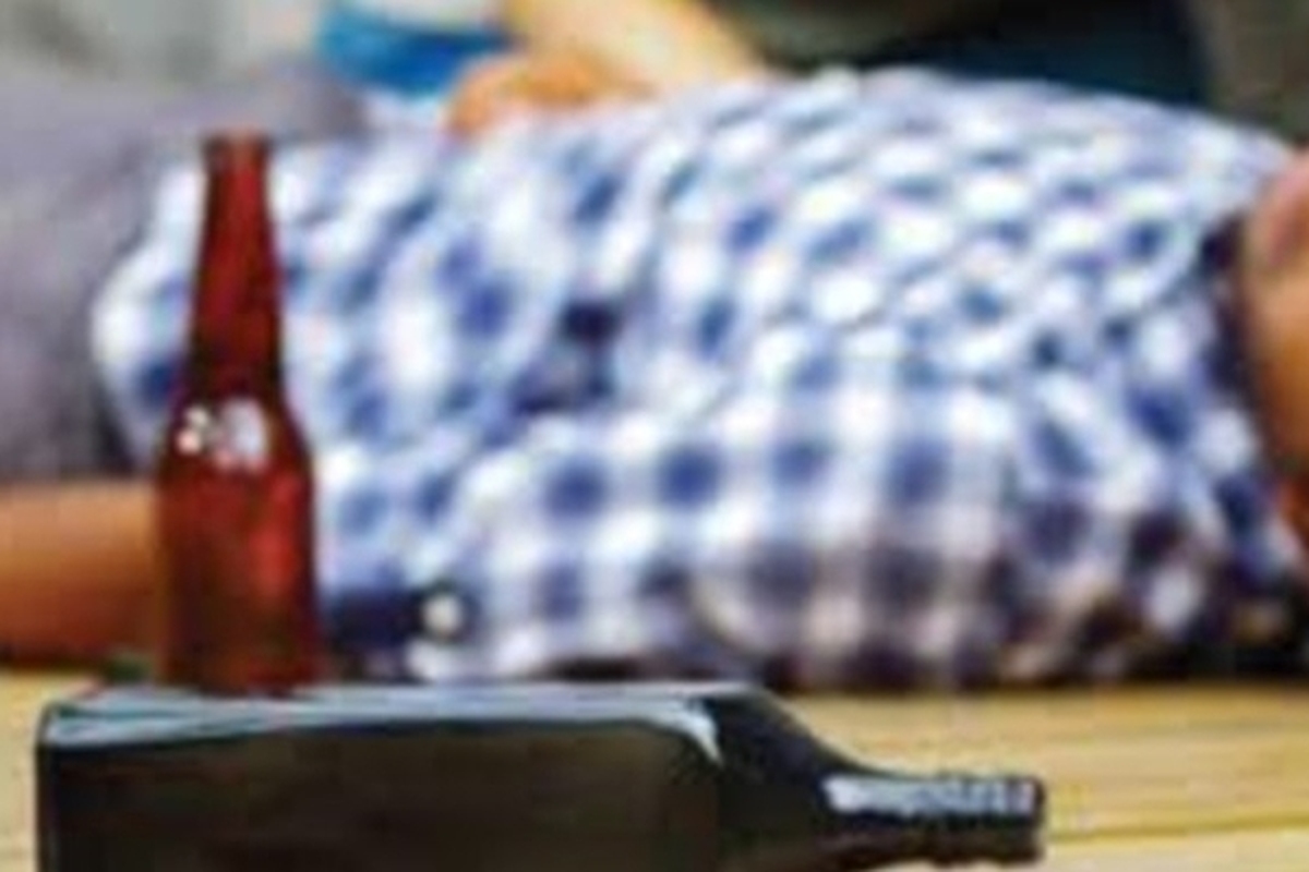 مرگ ۱۴ نفر بر اثر مسمومیت مشروبات الکلی تقلبی در کرج | عامل توزیع مشروبات بازداشت شد