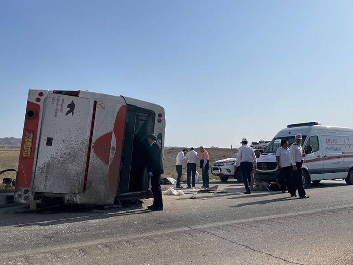 واژگونی اتوبوس در محور نیشابور به سبزوار | اتوبوس حامل مسافران عراقی بود + فیلم (۲۸ خردادماه ۱۴۰۲)