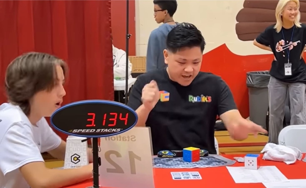 یک جوان مبتلا به اوتیسم رکورد سریع‌ترین زمان حل مکعب روبیک را شکست + ویدئو