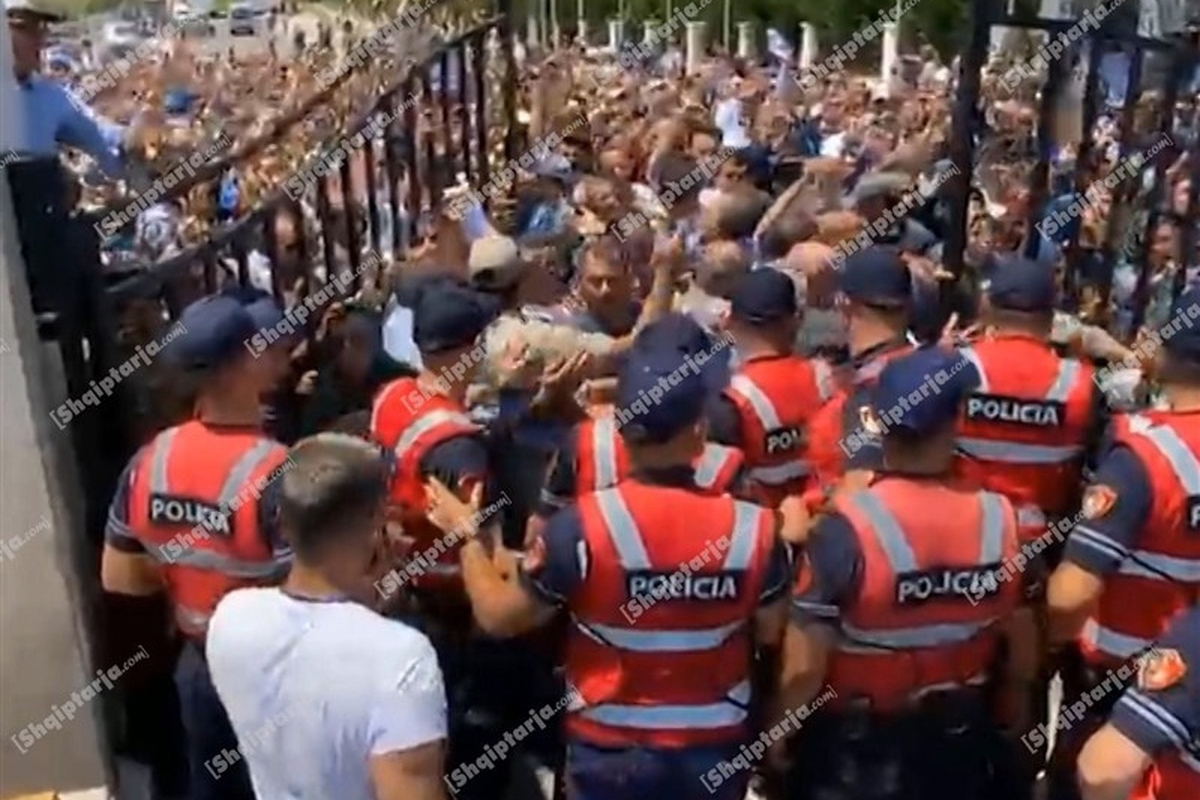 پلیس آلبانی ۳۶ تن از اعضای گروهک منافقین را بازداشت کرد