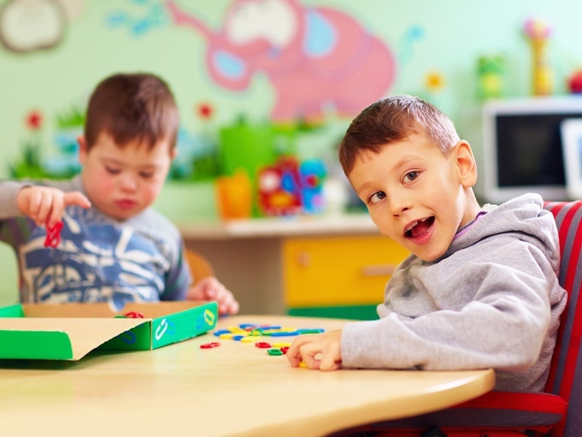 آیا ثبت‌نام کودکان اوتیسمی در مدارس عادی تخلف است؟