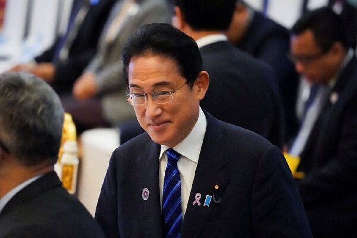 نخست‌وزیر ژاپن پسرش را از سمت دبیر اجرایی دولت برکنار کرد